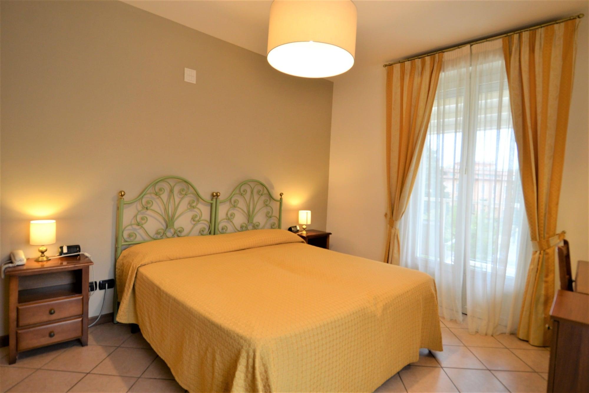 Hotel Bisesti ***S Garda  Dış mekan fotoğraf