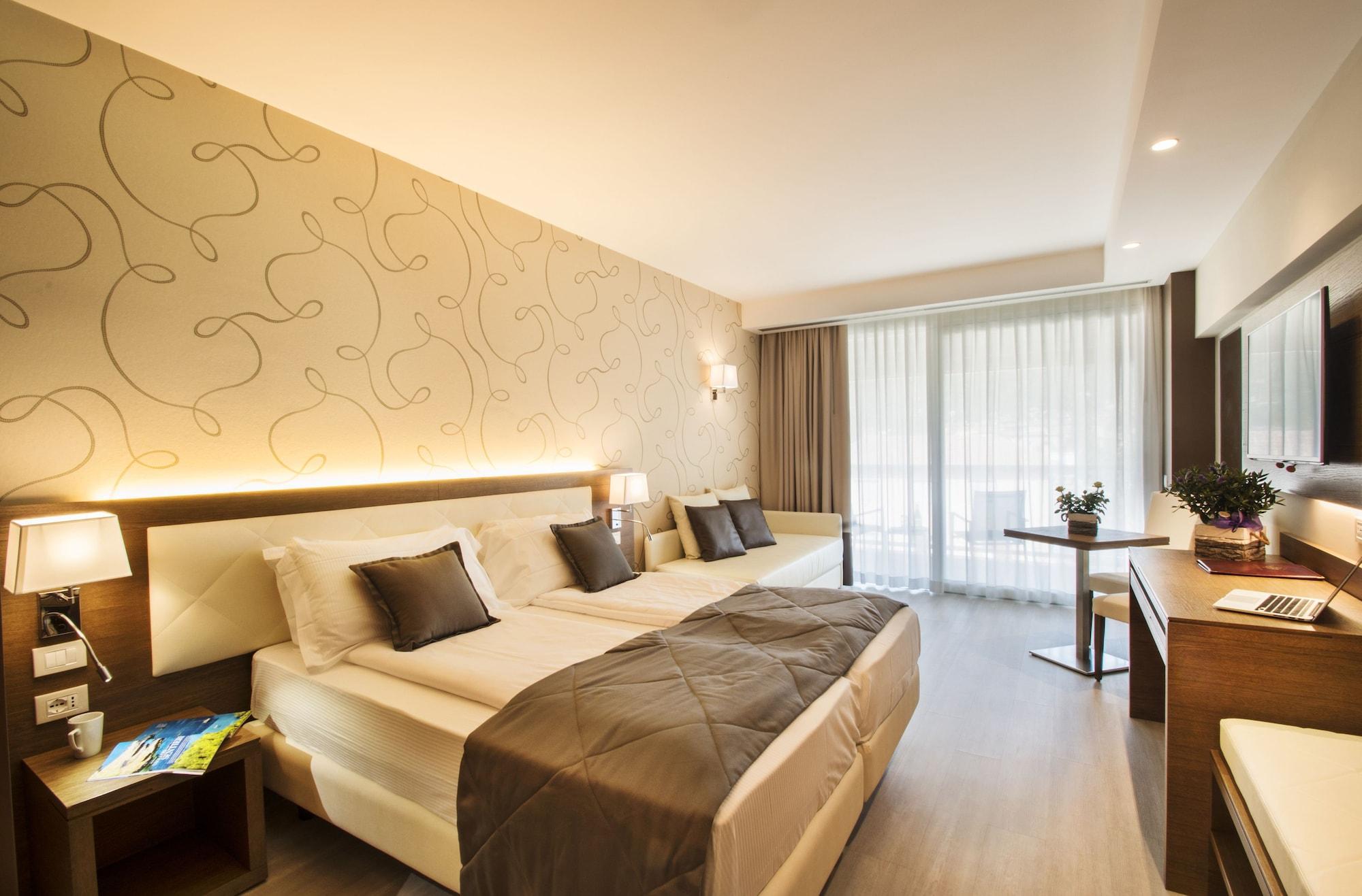 Hotel Bisesti ***S Garda  Dış mekan fotoğraf
