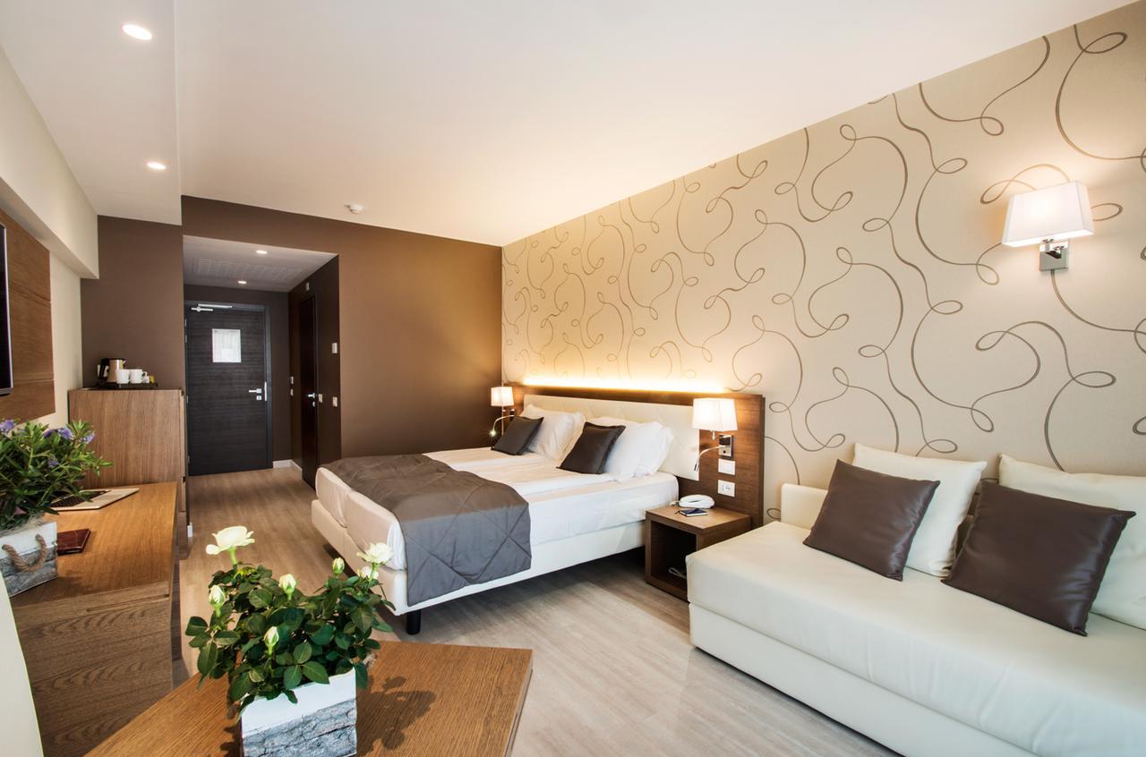 Hotel Bisesti ***S Garda  Dış mekan fotoğraf